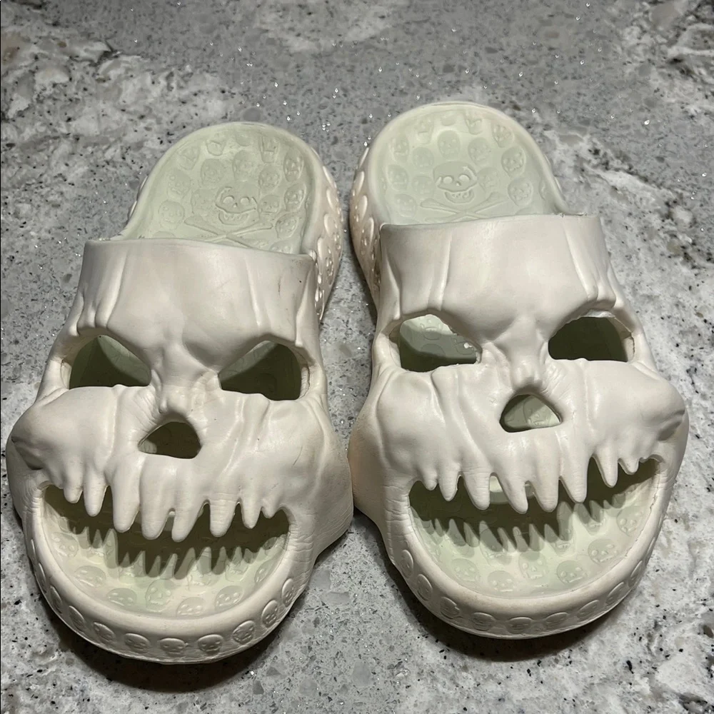 Skull Design White Slides - Size EU38.5